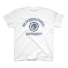 【SEVA】 （雲黒斎 公式ショップ ）のUN INTERNATIONAL UNIVERSITY （NAVY PRINT） Regular Fit T-Shirt