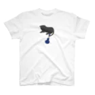 よしのSUZURI SHOPの青いウクレレをぶら下げる黒い大きなネコ Regular Fit T-Shirt