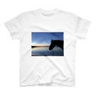 んま小屋 Zumiの夕暮れの馬 Regular Fit T-Shirt