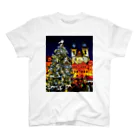 GALLERY misutawoのプラハ 夜のクリスマスツリーとティーン教会 Regular Fit T-Shirt