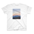 horror_nou13の淡い空の富士山 スタンダードTシャツ