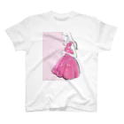 Jojo Yan | A Fashion Illustratorのピンクスカート Regular Fit T-Shirt