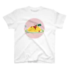 さとやまの民のオムライスをつまみ食いするテングビワハゴロモ スタンダードTシャツ