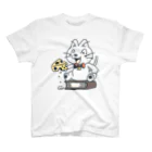 イラスト MONYAAT のねことネズミと例のチーズB Regular Fit T-Shirt