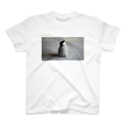 323工房 / 人鳥書店の佇むペンギン Regular Fit T-Shirt