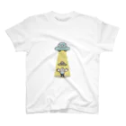 黒ずくめのポメラニアンの麦わらをさらうUFO スタンダードTシャツ