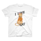 お猫様大好きナスビのシャツを着たトラ猫 Regular Fit T-Shirt