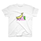 暗黒電波美術家ボブ山　SUZURI店の桜餅バナナ Regular Fit T-Shirt