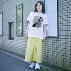 keeeeeep smilingの口紅を塗る女とスリスリする猫 Regular Fit T-Shirt