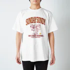 SUNDAYS GRAPHICSのSUNDAY SUNDY No.2(カレッジロゴ)  Regular Fit T-Shirt