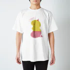 ぼんやり商会 SUZURI店のおめでとう3さい（イエロー×ピンク）顔あり Regular Fit T-Shirt