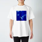 mi-mi（写真家、クラゲ、ノスタルジック）のゆらめきクラゲ Regular Fit T-Shirt