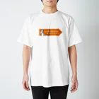 投票所はあっち→プロジェクトの矢印Tシャツ オレンジ Regular Fit T-Shirt