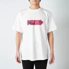 投票所はあっち→プロジェクトの矢印Tシャツ ピンク Regular Fit T-Shirt