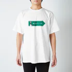 投票所はあっち→プロジェクトの矢印Tシャツ 緑 Regular Fit T-Shirt