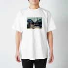 林亮太 色鉛筆画グッズショップの路地の肖像8 スタンダードTシャツ