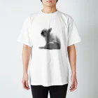 ロキの店の座り犬 Regular Fit T-Shirt