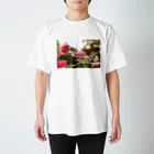 天乃鯱のピンクのバラ 花の言葉「恋の誓い、幸福」 Regular Fit T-Shirt