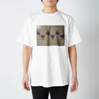 メゾンたんぽぽ山のレトロなキッチンの壁 Regular Fit T-Shirt