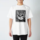 猫まみれ小店のモノクロ　見つめるこなつちゃん スタンダードTシャツ