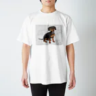 【CPPAS】Custom Pet Portrait Art Studioのかわいいダックスフントの子犬 - レンガブロックの背景 Regular Fit T-Shirt