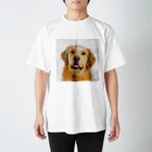 【CPPAS】Custom Pet Portrait Art Studioのゴールデンレトリバー - レンガブロックの背景 Regular Fit T-Shirt