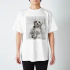 【CPPAS】Custom Pet Portrait Art Studioの マルチーズドッグ - レンガブロック背景 スタンダードTシャツ