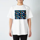 NORIMA'S SHOP の落ち葉のコラージュとかわいい野鳥たち Regular Fit T-Shirt