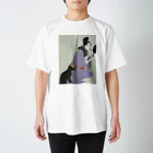 keeeeeep smilingの口紅を塗る女とスリスリする猫 Regular Fit T-Shirt