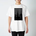 黒猫なんでも屋の宙に中指を。 Regular Fit T-Shirt