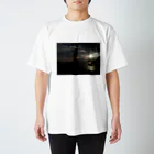 bnwyの海沿いの風景 スタンダードTシャツ