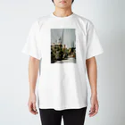 柳男の給水タンクとカーブミラー Regular Fit T-Shirt