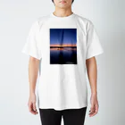 LaChicaのSunset Beach with Surfer Regular Fit T-Shirt