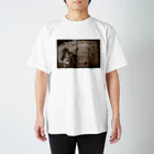 しくらのバンジョーを弾く男性 Regular Fit T-Shirt