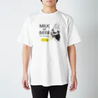 ビールとアート TM-3 Designの名画 × BEER（牛乳を注ぐ女・牛乳かビールか、それが問題だ。）黒線画 Regular Fit T-Shirt