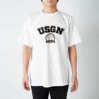 Mintoキャラクターストアのうさぎゅーん！カレッジ風ロゴ Regular Fit T-Shirt