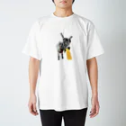 酪農家の嫁のヤギ Regular Fit T-Shirt