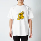 Official GOODS Shopのしあわせを呼ぶ，黄ニャーンコ Regular Fit T-Shirt