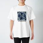 山形巧哉デザイン事務所の青花 牡丹唐草文 盤 スタンダードTシャツ