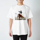 柴犬りゅうの柴犬とサーファー Regular Fit T-Shirt