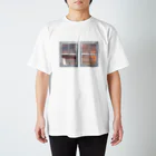 石段のいろいろのオコジョと窓のTシャツ Regular Fit T-Shirt