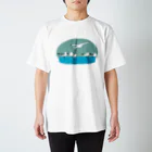 小鳥と映画館の昼のユリカモメ Regular Fit T-Shirt