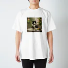 apricot-artのワインを楽しむ白黒ハチワレ猫 Regular Fit T-Shirt