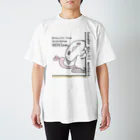 itsuto-こねこしょうしょうめんへらの「しきさんが、こちらをみているよ」 Regular Fit T-Shirt