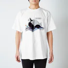 Kinkadesign うみのいきものカワイイShopのスピンジャンプ着水手前のシャチ Regular Fit T-Shirt