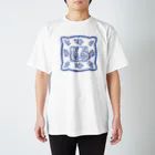 はしゃいでろクアッカワラビーの陶器柄ジャンピングキックうさぎ Regular Fit T-Shirt