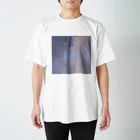 世界美術商店のジヴェルニー近郊のセーヌ川支流(霧) / Branch of the Seine near Giverny (Mist) Regular Fit T-Shirt