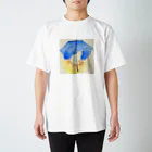 Yumi Kudo ARTの白猫と青い傘 Regular Fit T-Shirt