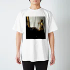 世界美術商店の真珠の首飾りの女 / Woman with a Pearl Necklace Regular Fit T-Shirt