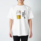 DECORのお酒好きな猫さん　アルコール消毒中ver. Regular Fit T-Shirt